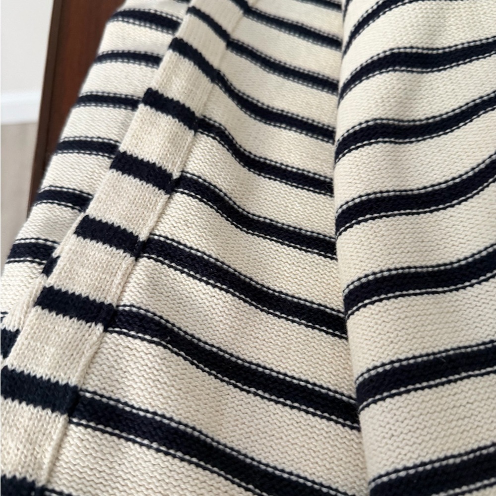 Striped Black & White throw blanket - Picture 2 of 6